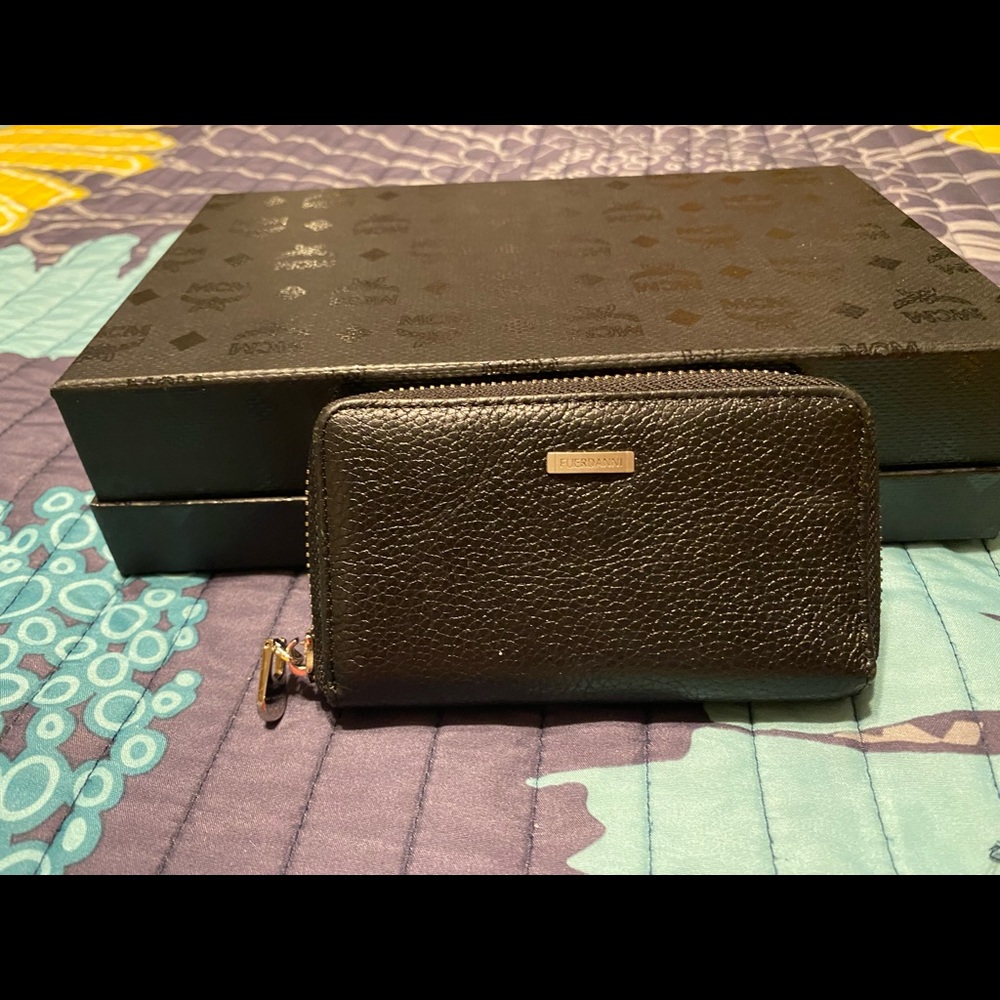 Black leather fuerdanni, key chain and wallet.